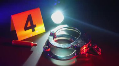 Siyah gece kulübü zemininde mermi kovanı var. Ateşli silah konseptiyle toplu katliam. Sarı delil işaretleriyle soruşturma için Olay Yeri İnceleme yasak bölgesi.