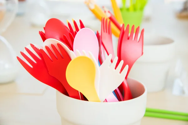 五颜六色的塑料勺子和叉子 — 图库照片