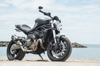 Matte Black Ducati Canavar 821