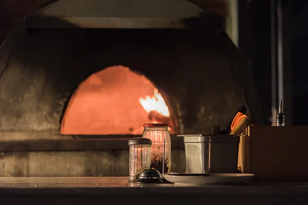 Forno pizza in cucina aperta ristorante italiano — Foto Stock