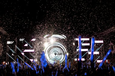 konserde insanlar neşelen