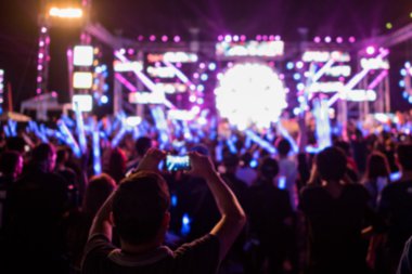 konserde insanlar neşelen