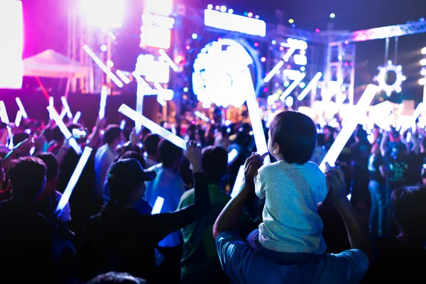 As pessoas animam-se em concerto — Fotografia de Stock