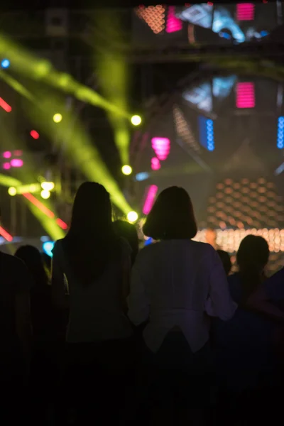 La gente se anima en concierto — Foto de Stock