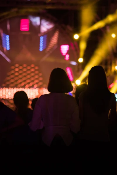 La gente se anima en concierto — Foto de Stock