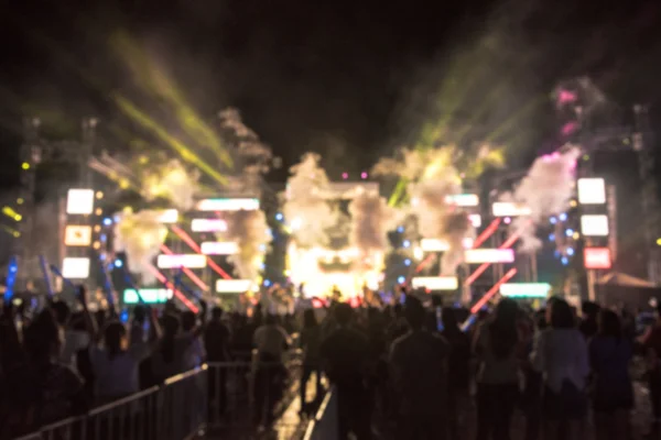 La gente se anima en concierto — Foto de Stock