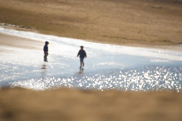 黄色の砂浜と青い海と空 — ストック写真