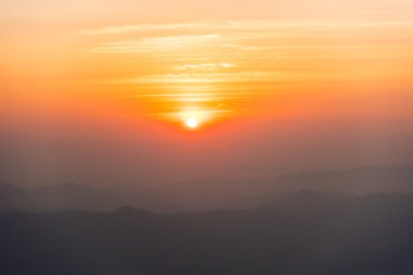 akşam dağ üzerinde günbatımı