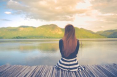 Rıhtımda yalnız kız arka plan bulanık 