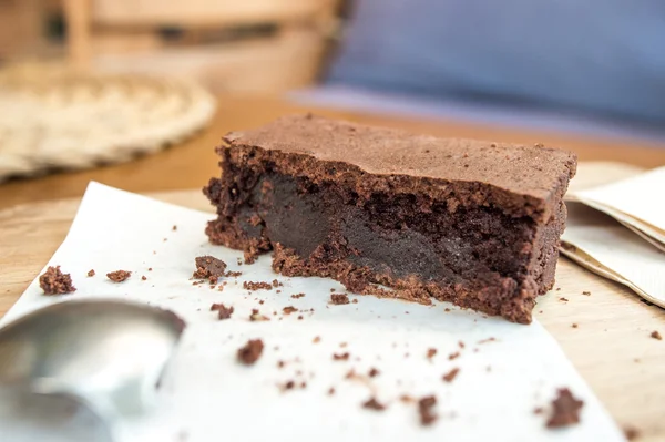 Bitten delicioso Brownie de chocolate en bandeja de madera — Foto de Stock
