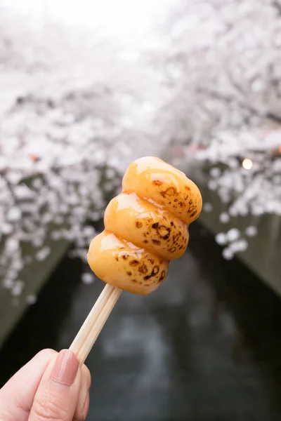 Japonés dulce receta dango a la parrilla con sakura fondo —  Fotos de Stock