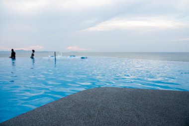 siyah granit taş havuz kenarı 