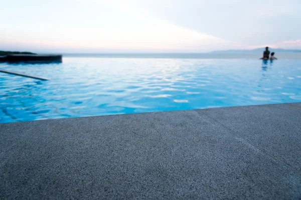 Granito negro borde de la piscina de piedra — Foto de Stock