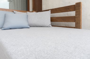 kumaş koltuk yatak ve yastıklar