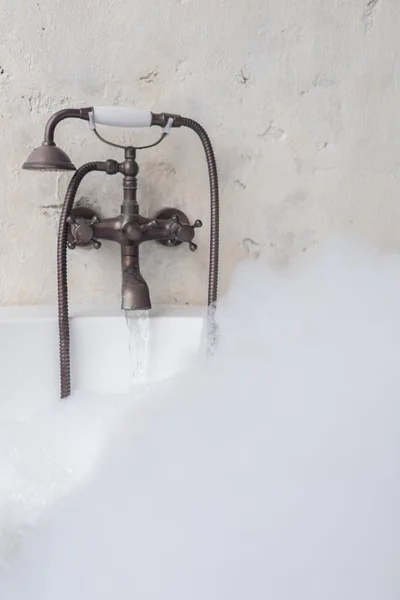 Vasca da bagno con rubinetto in stile vintage — Foto Stock