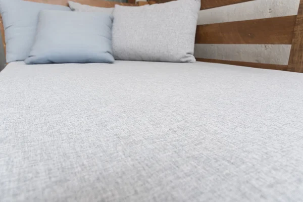 kumaş koltuk yatak ve yastıklar