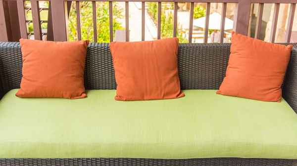 Almohadas de tela en sofá de mimbre — Foto de Stock