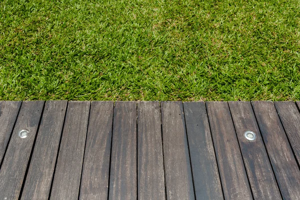 照明和草背景的木制阳台 — 图库照片