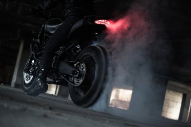 binici binmek ve tekerlek lastik yakmak