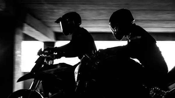 Dois moto dublê corrida em bicicleta rápida — Fotografia de Stock