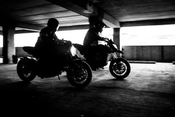 Dois moto dublê corrida em bicicleta rápida — Fotografia de Stock