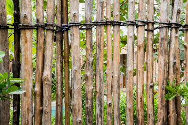 ahşap duvar günlük ve ip bağladılar