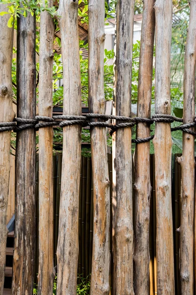 Parede de madeira de tronco e corda amarrada — Fotografia de Stock