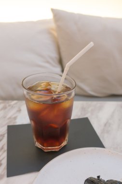 arka plan ile buzlu americano kahve 