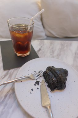 buzlu kahve ve siyah renk kruvasan