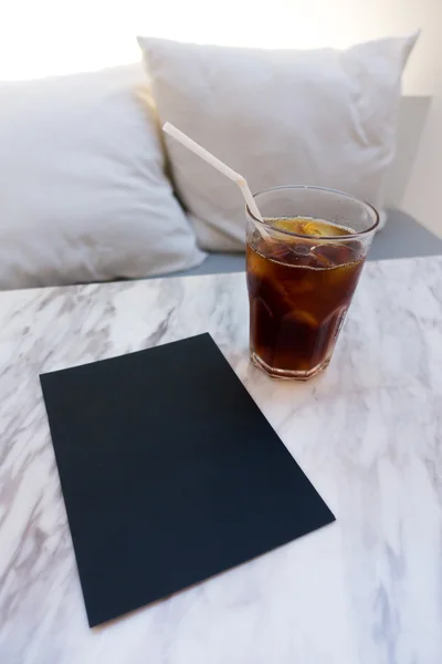 Café américain glacé et papier blanc noir — Photo