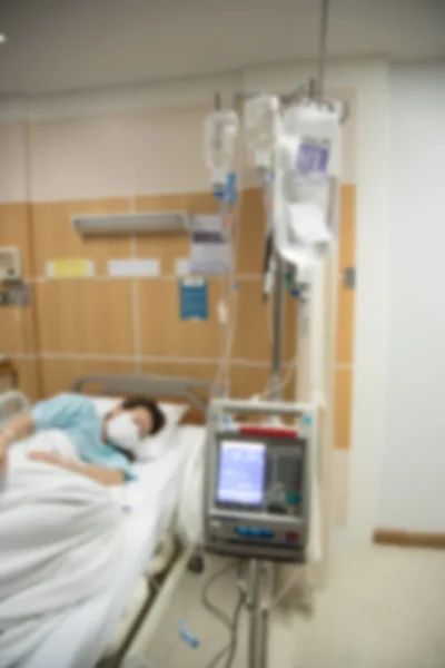 Defocused photo of woman sickness on bed in hospital room — Stock Photo, Image