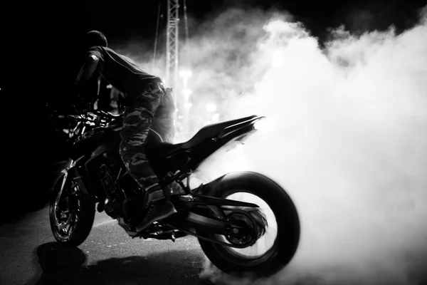 Desenfoque de movimiento en blanco y negro de la motocicleta acrobacia jinete a caballo —  Fotos de Stock