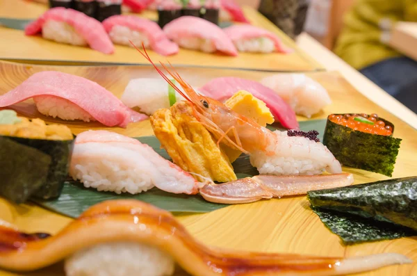 Muy delicioso conjunto de sushi japonés —  Fotos de Stock