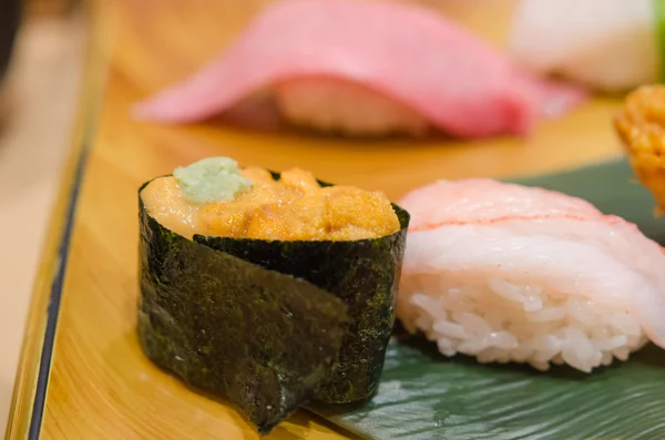 Muy delicioso conjunto de sushi japonés —  Fotos de Stock