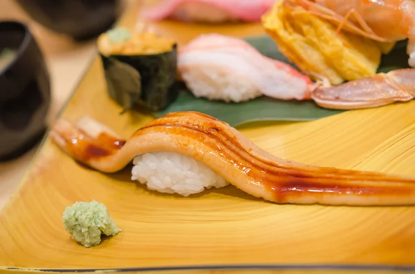 Mycket läckra japanska sushi set — Stockfoto