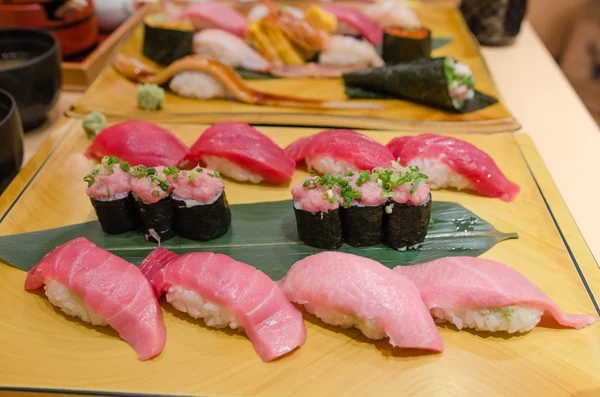 Mycket läckra japanska sushi set — Stockfoto