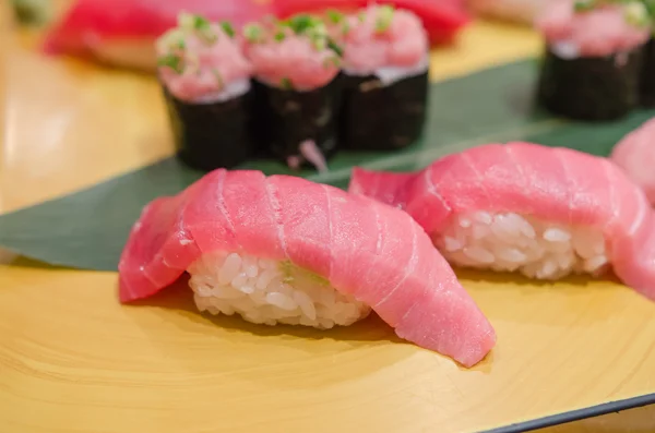 Bardzo pyszne sushi japoński zestaw — Zdjęcie stockowe