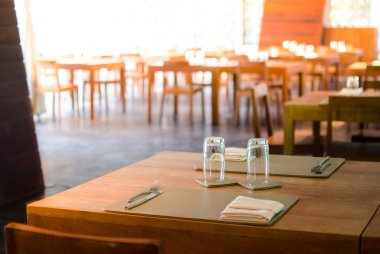 yemek masası üzerinde gözlük 