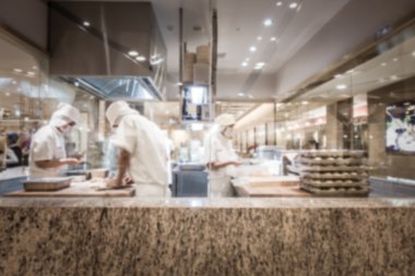 Arka plan açık mutfakta yemek şefler bulanık