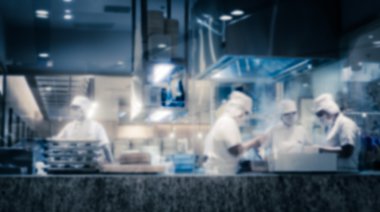 Arka plan açık mutfakta yemek şefler bulanık