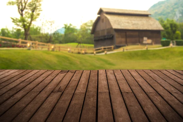 Perspectiva terraza de madera vacía con cobertizo de granja —  Fotos de Stock