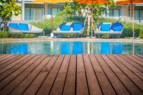 Perspectiva terraza de madera vacía con fondo de piscina swimmimg — Foto de Stock