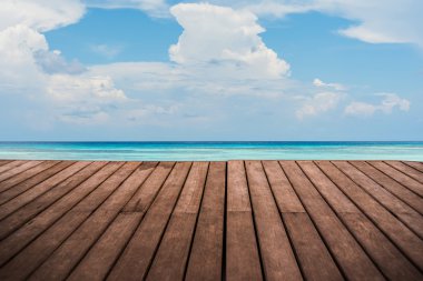 Deniz ve gökyüzü arka plan bakış açısı boş ahşap Teras