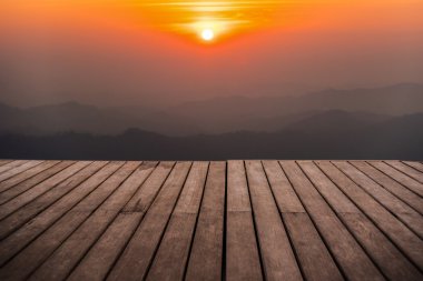 alacakaranlık saat dağda ile perspektif boş ahşap Teras 