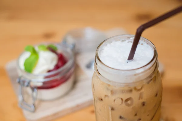 アイス コーヒーとイチゴ panacotta — ストック写真