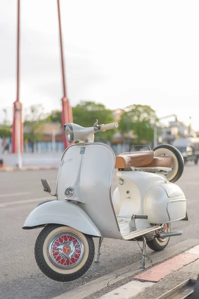 老式的 vespa 摩托车摩托车 — 图库照片