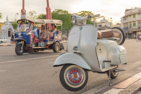 老式的 vespa 摩托车摩托车 — 图库照片