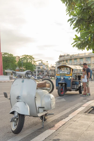 老式的 vespa 摩托车摩托车 — 图库照片