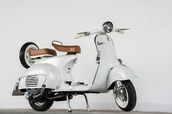 Rocznika 1964 white Vespa — Zdjęcie stockowe