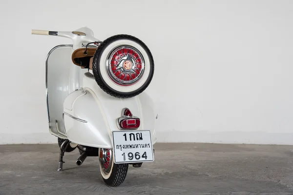 1964 vintage branco Vespa — Fotografia de Stock